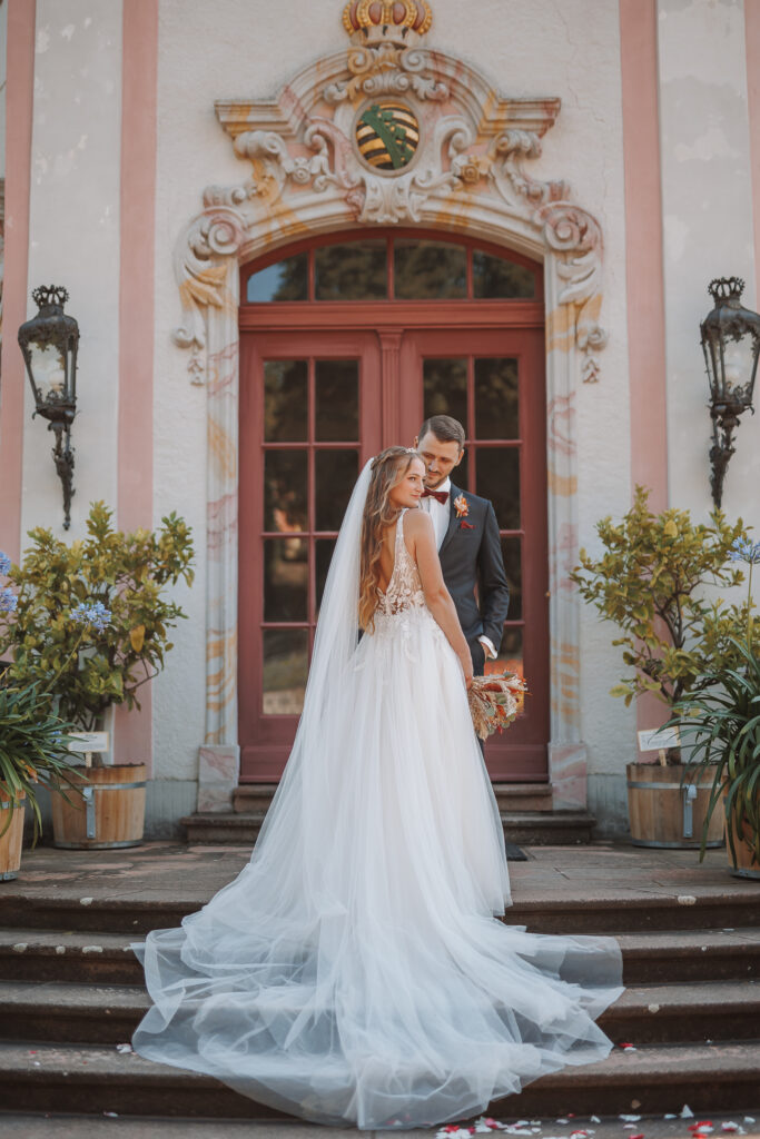 Hochzeitspaar auf der Treppe zu den Dornburger Schlössern