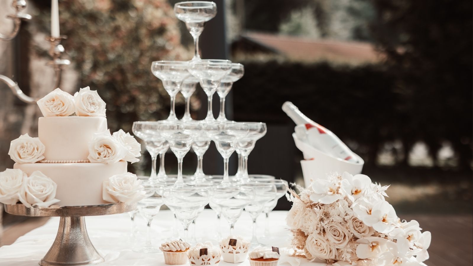 Ein Hochzeitstisch mit Deko Torte und Gläsern
