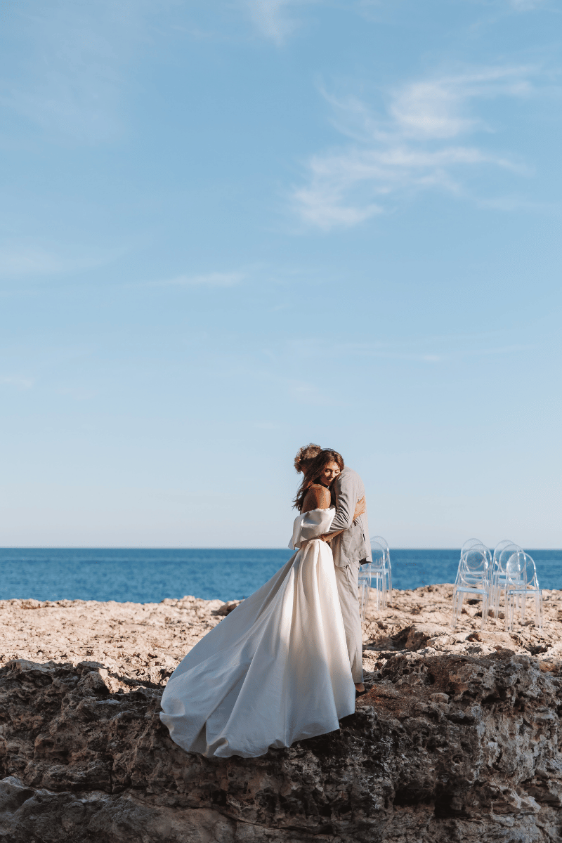 Hochzeitspaar steh auf Felsen am Meer, Mallorca