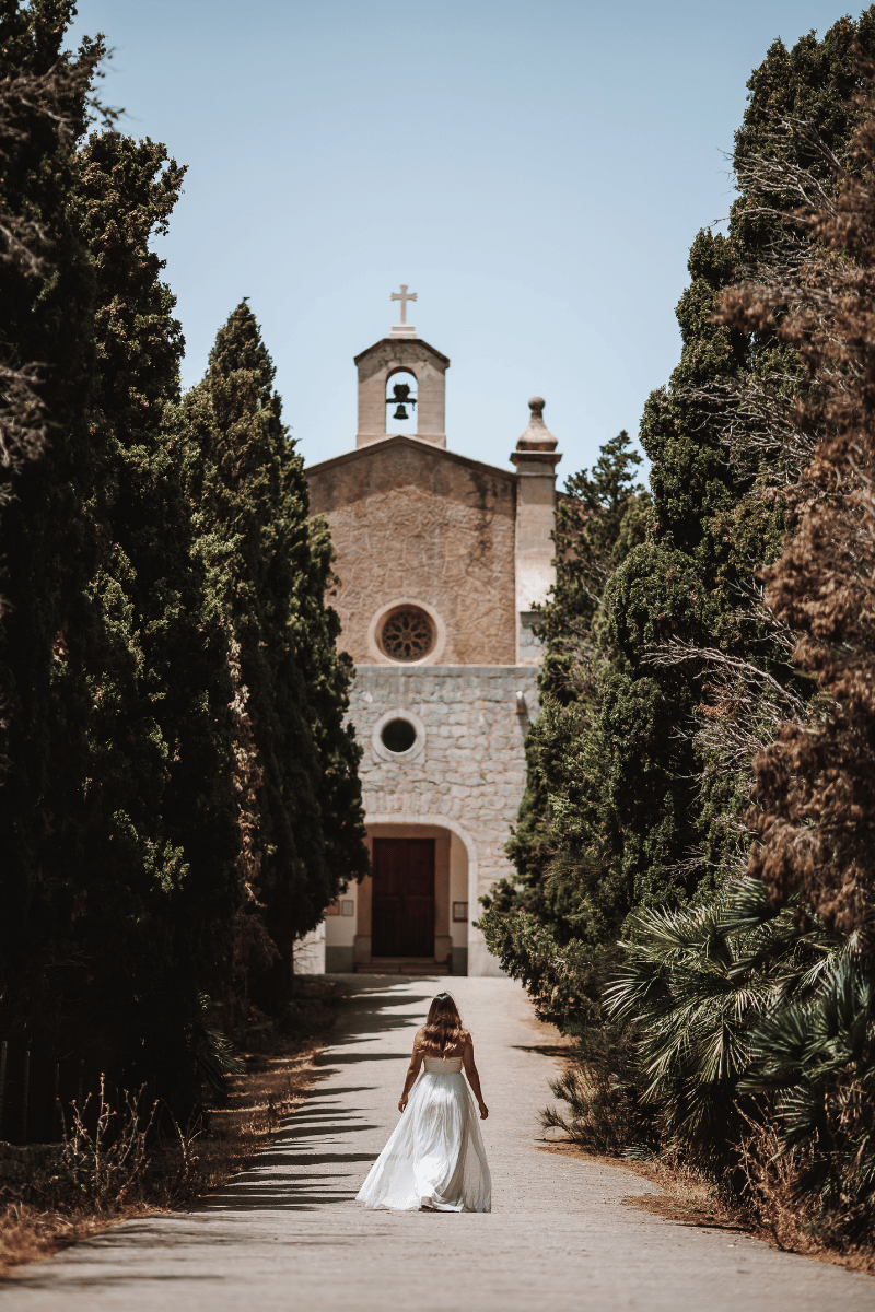 Braut läuft zur Kirche auf Mallorca