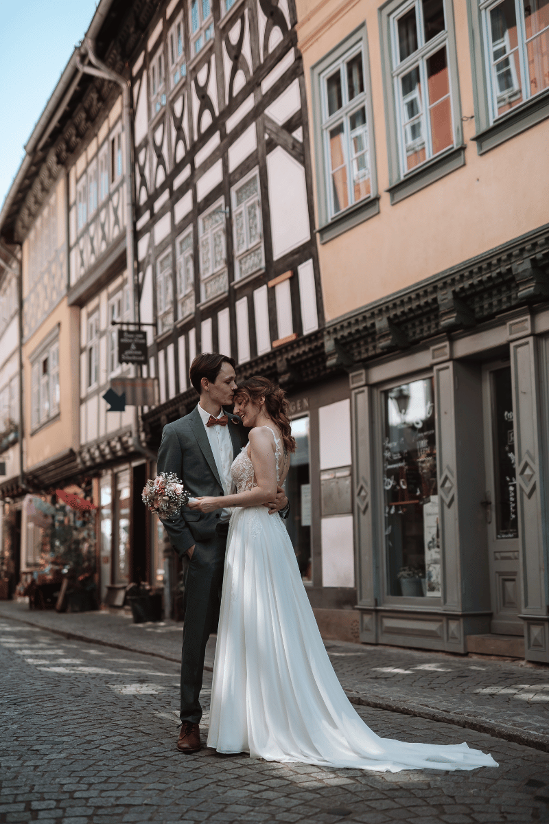 Hochzeitspaar auf der Kärmerbrücke in Erfurt