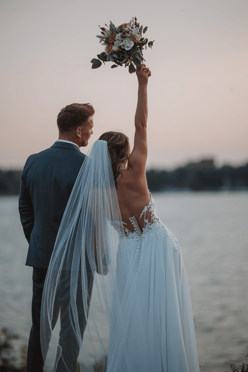Hochzeitspaar beim Sonnenuntergang bei Jena