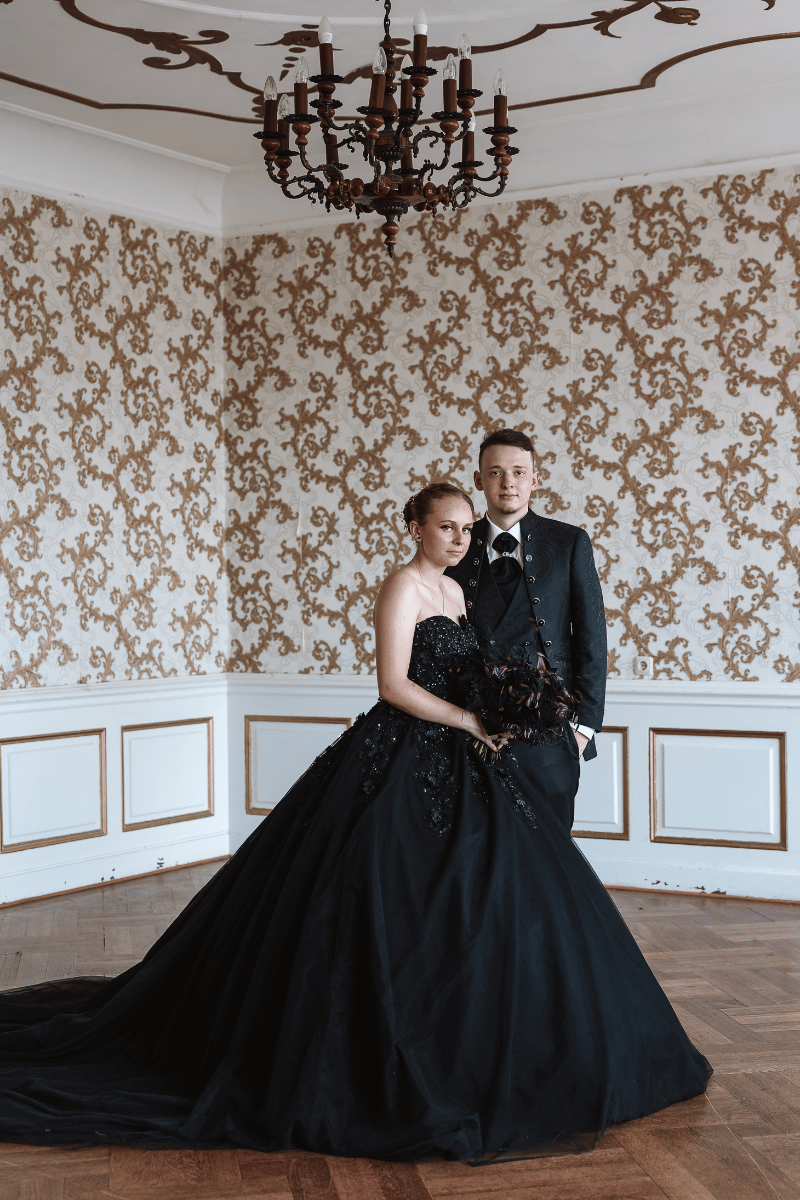 Hochzeitspaar bei Jena mit schwarzen Brautkleid