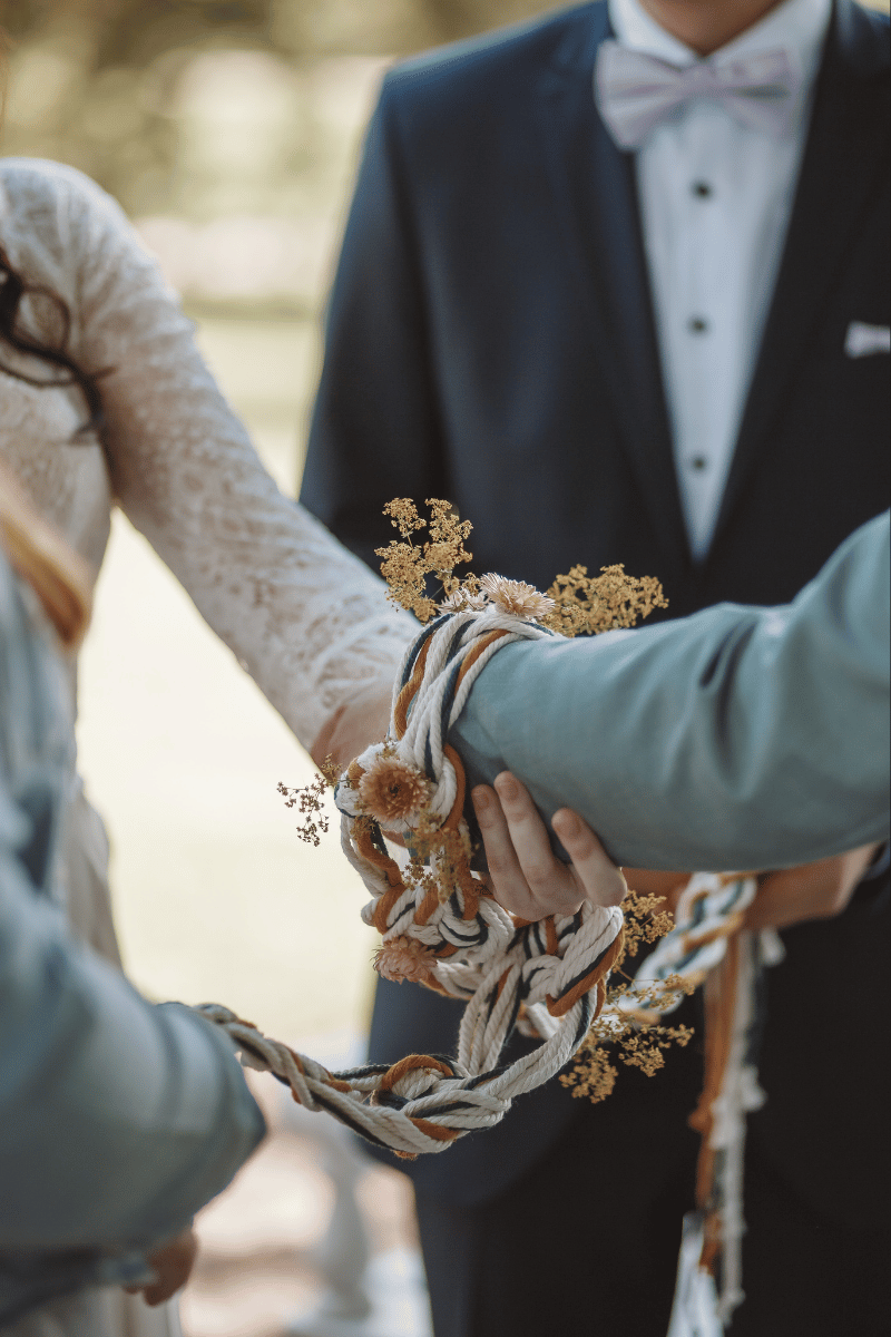 Hochzeitspaar gibt sich die Hand in Weimar